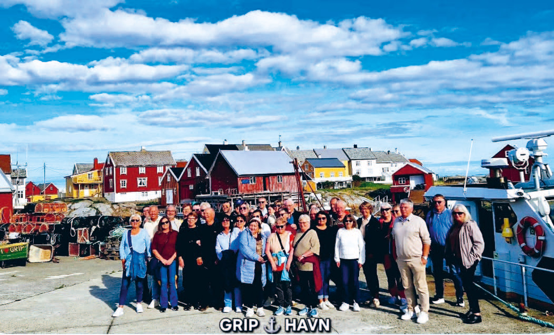 En gruppe mennesker står oppstilt.